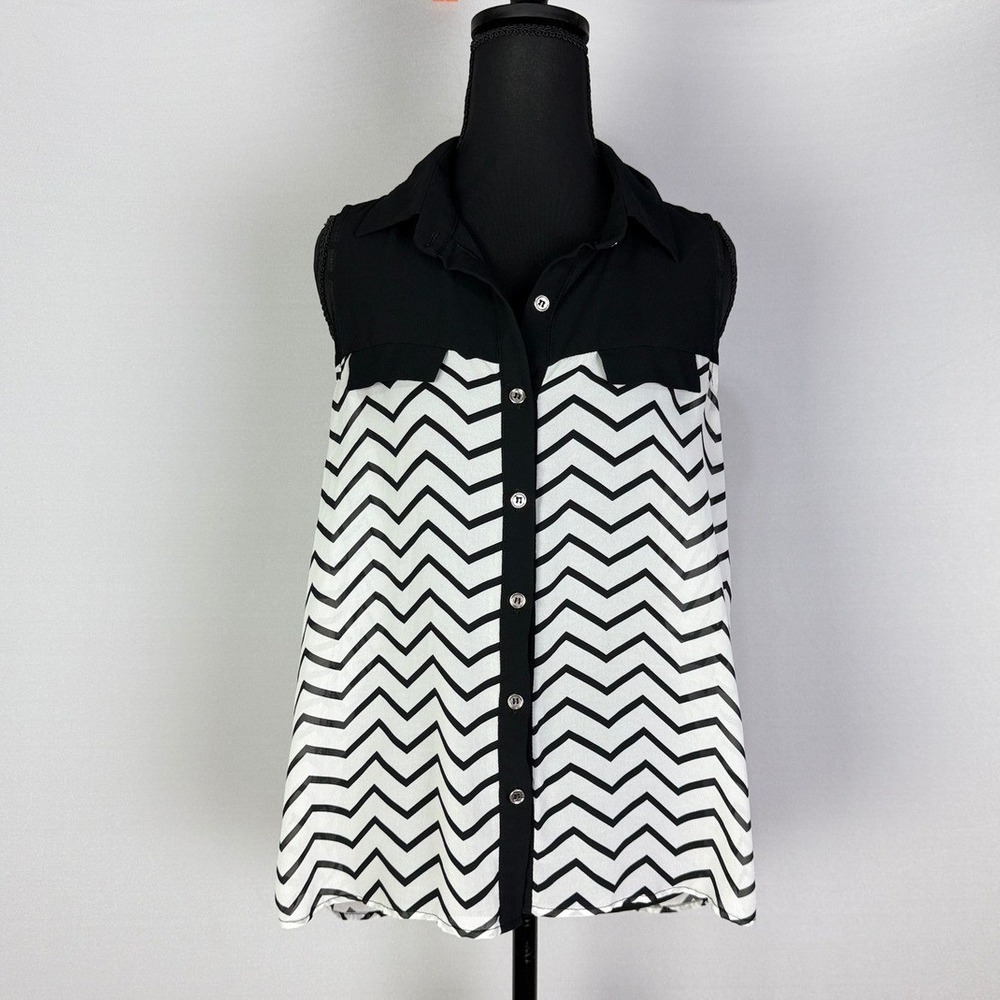 Sans Souci Black and White Chevron Sleeveless Button-Down Blouse Top‎